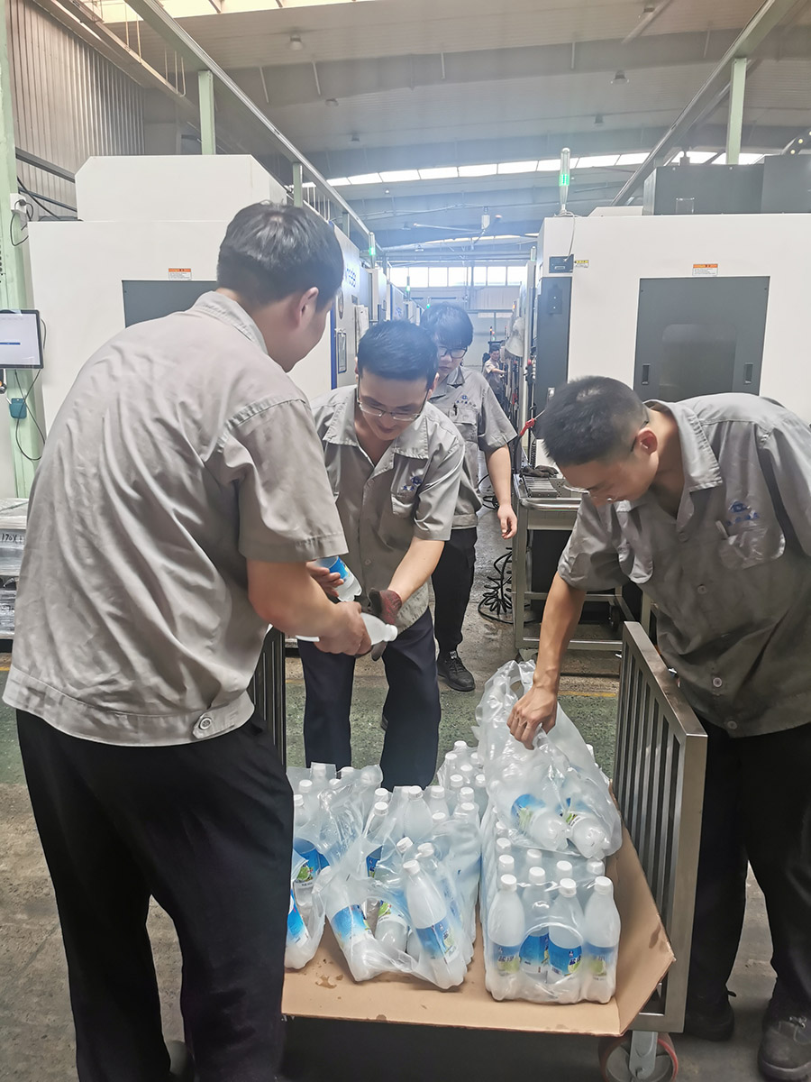 【223】公司工會為員工“夏日送清涼”.jpg 【223】公司工會為員工“夏日送清涼”.jpg